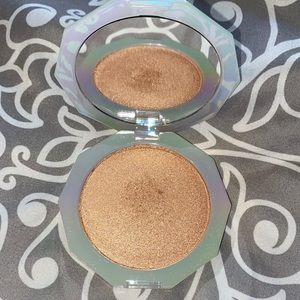 Lunar beauty highlighter